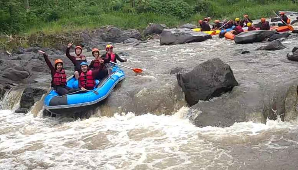 Arung jeram di Sungai Welang Pasuruan