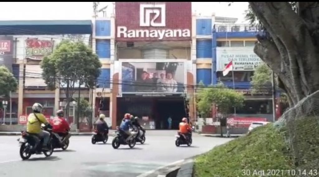 Tangkapan layar video pelanggar yang terpampang di videotron Ramayana Kota Malang. 