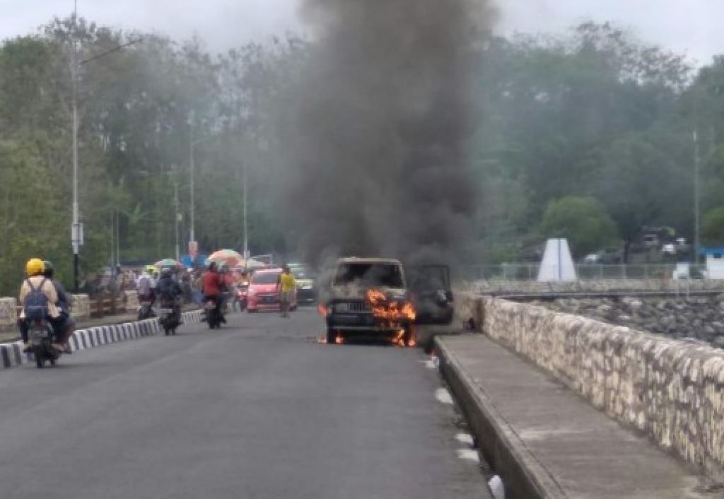 Terdengar Ledakan dari Mobil Terbakar di Malang