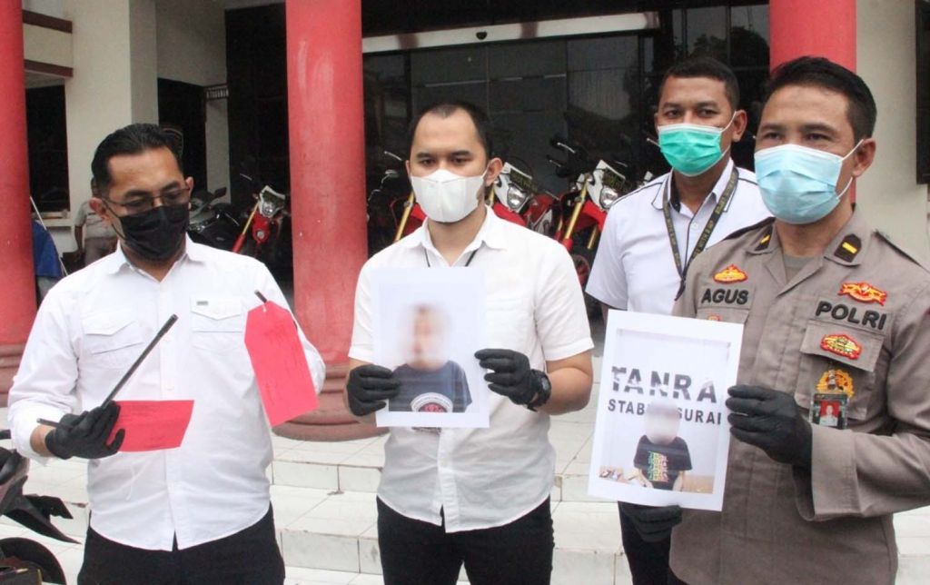 Foto sejoli yang masih remaja itu dan barang bukti pencurian motor dibeber di Mapolrestabes Surabaya