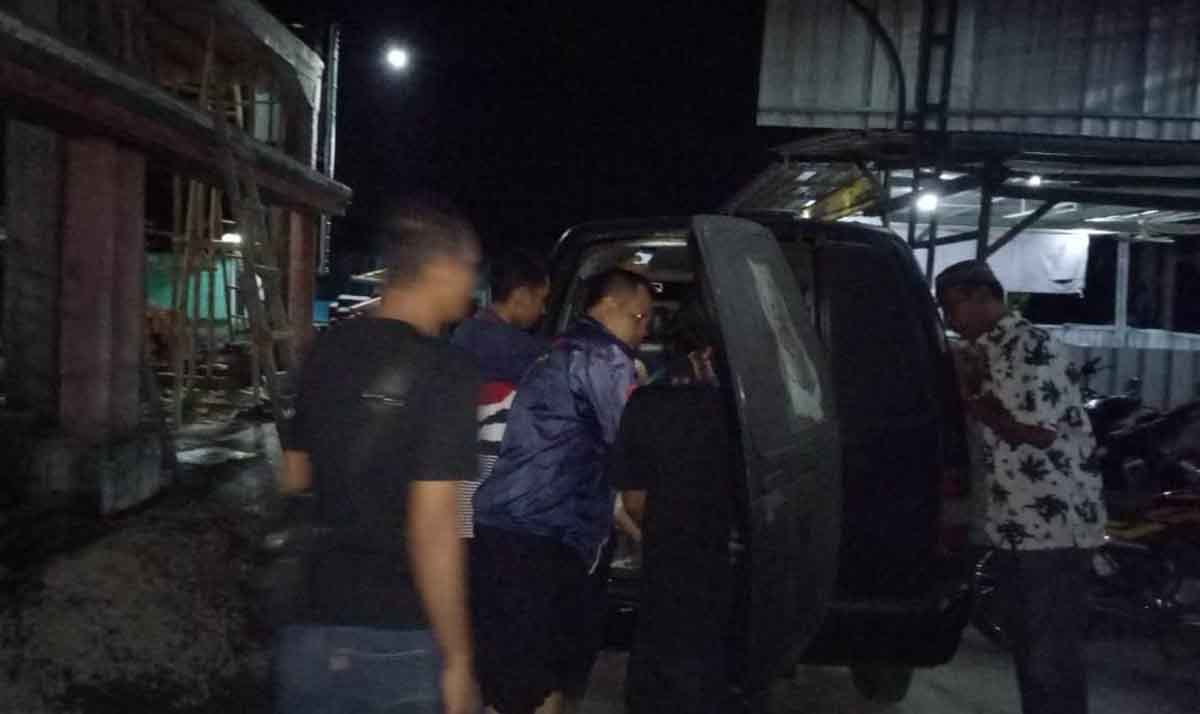Polisi melakukan evakuasi terhadap ibu yang disekap anak kandungnya di Tulungagung