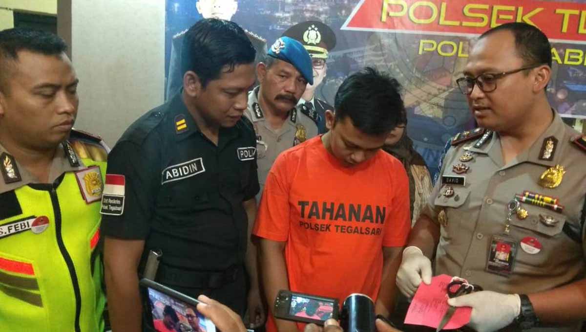 Imron (dua dari kanan) tersangka penyekapan dan pemerkosaan saat diinterogasi di Mapolsek Tegalsari, Surabaya