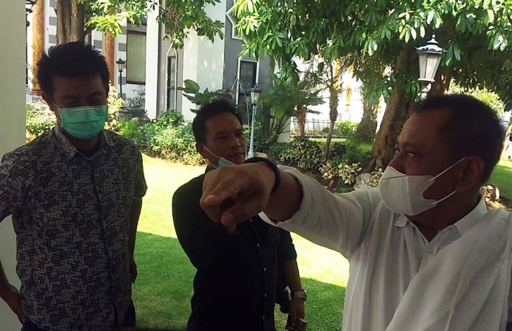 Plh Sekdaprov Jatim, Heru Tjahjono (kanan) saat memberikan keterangan kepada wartawan