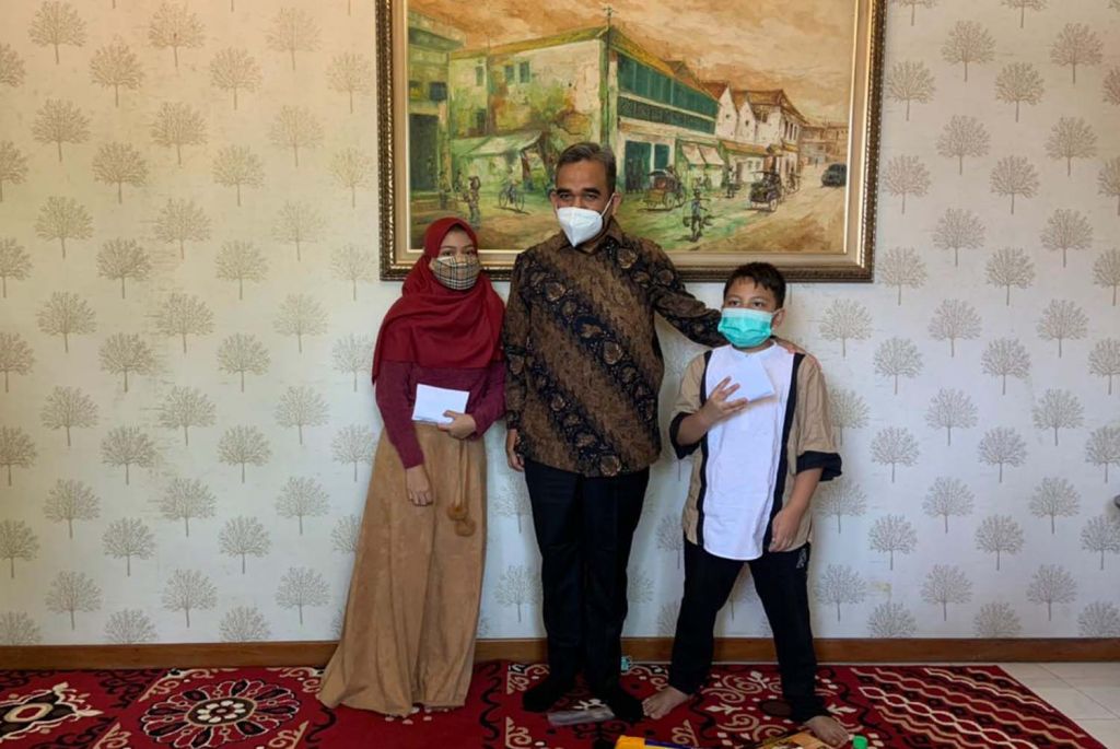 Sekjen DPP Partai Gerindra, Ahmad Muzani saat menemui kedua anak kadernya yang meninggal di Gresik