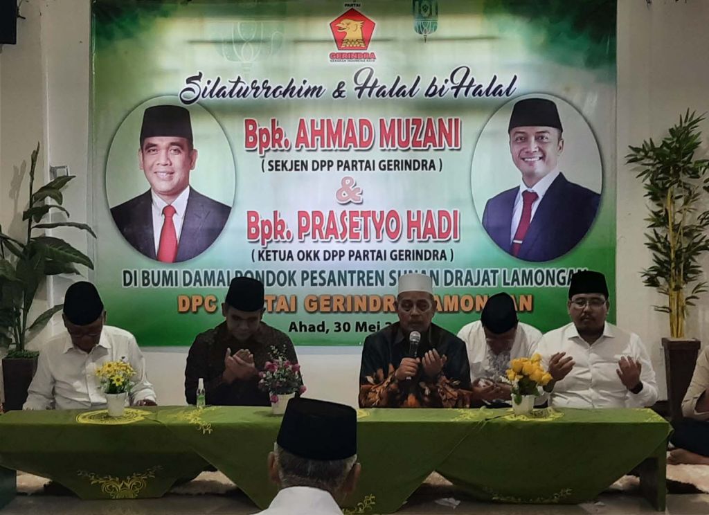 Sekjen Partai Gerindra, Ahmad Muzani dan rombongan saat bertemu KH Abdul Ghofur, Pengasuh Ponpes Sunan Drajat, Paciran, Lamongan