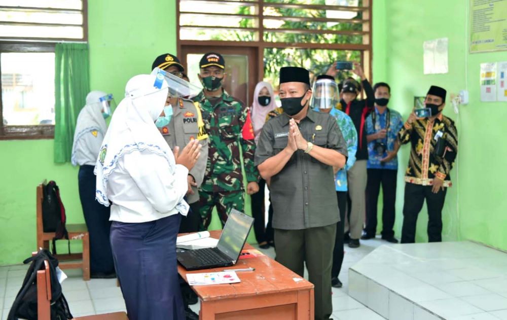 Forkopimda meninjau simulasi belajar mengajar tatap muka di Sekolah Tangguh Semeru, SMP Negeri 3 Lamongan