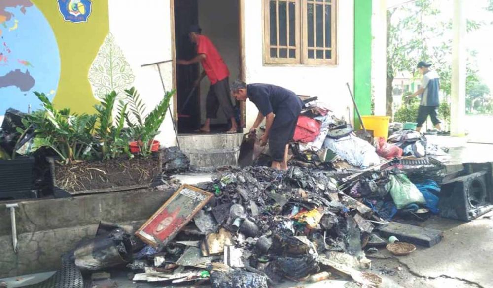 Salah satu ruangan di SMKN 1 Ngasem Kediri yang terbakar