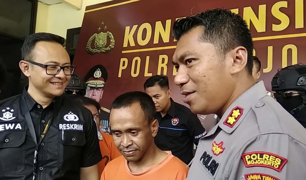 Mustofa (tengah) tersangka prostitusi dengan layanan seks threesome yang juga gigolo