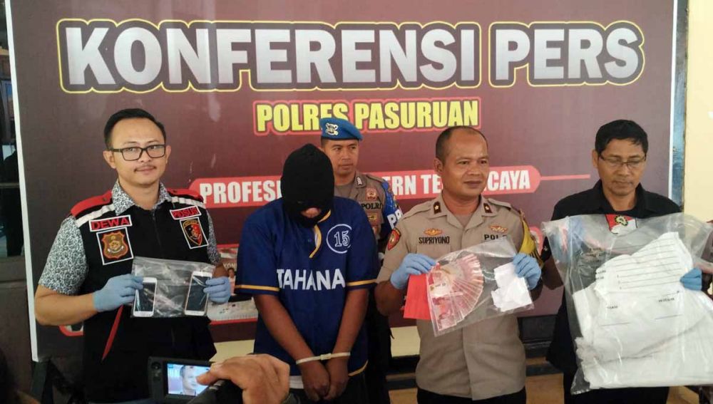 Syahrul Alim, suami yang jual istri untuk seks threesome ditahan di Mapolres Pasuruan