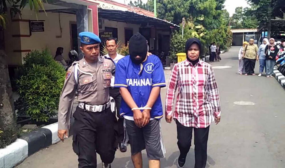 Suami asal Surabaya yang jual istrinya untuk seks threesome diamankan di Mapolres Pasuruan