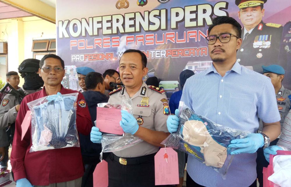 Wakapolres Pasuruan Kompol Hendy (tengah) menunjukkan barang bukti praktik seks threesome yang digerebek di Prigen