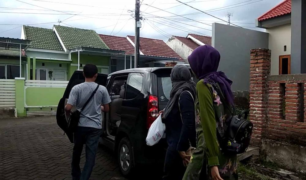 Petugas membawa semua orang yang terlibat dalam kasus dugaan perselingkungan ke Mapolres Banyuwangi