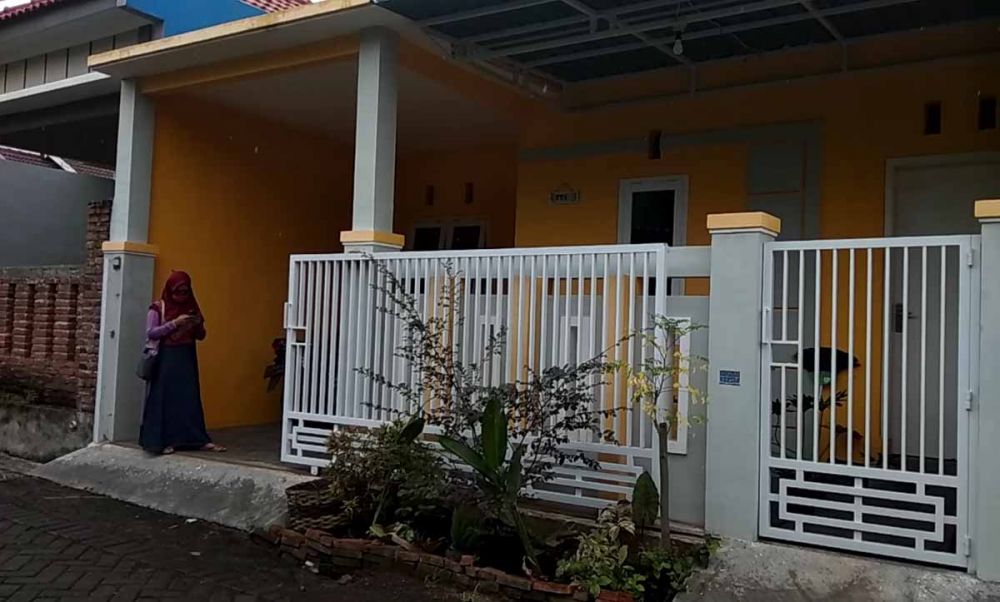 Rumah tempat suami yang diduga sedang selingkuh digerebek istri