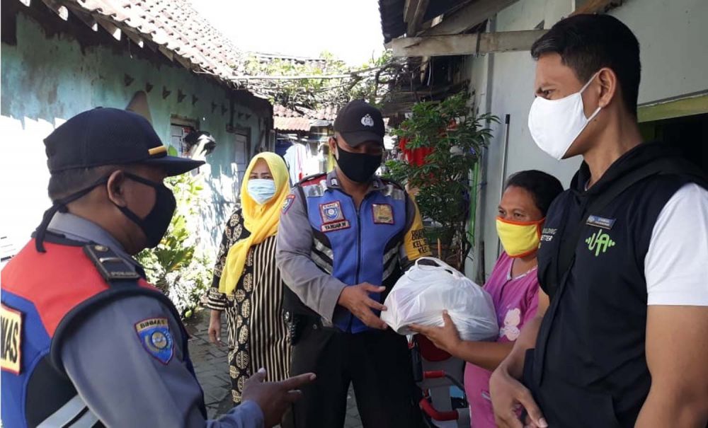 Polsek Sukolilo bekerjasama dengan Crew Urban Athletes Surabaya membagikan paket sembako ke warga kurang mampu terdampak Covid-19 secara door to door