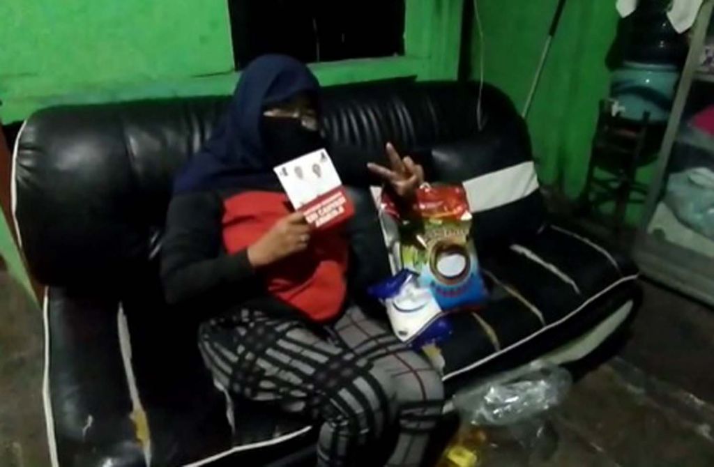 Tangkapan layar video yang beredar warga yang mendapat paket sembako dari Erji