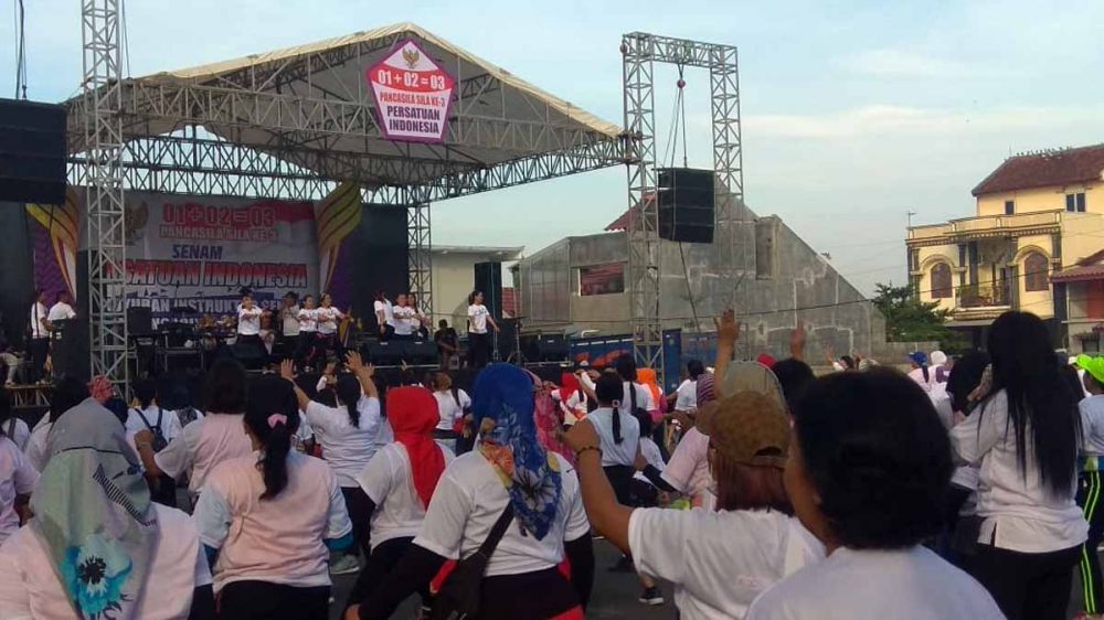 Emak-emak pendukung 01 dan 02 di Tulungagung bersatu dalam senam bersama