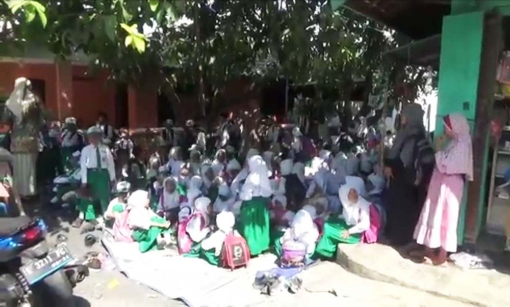 Kasihan, Ratusan Murid MI di Pasuruan ini 'Terusir' dari Sekolah