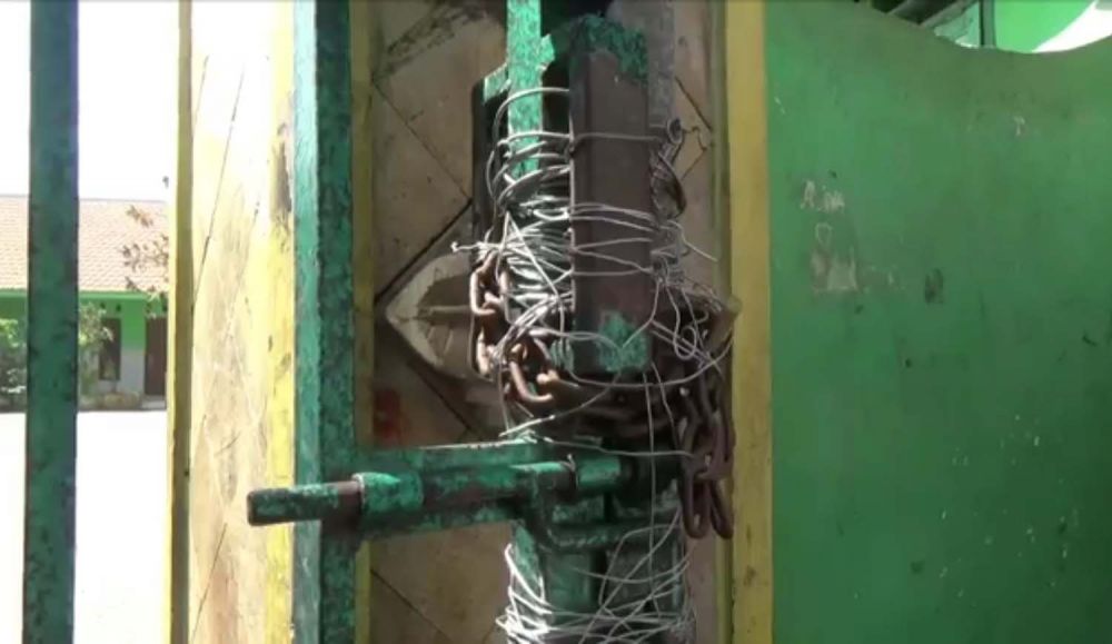 Pintu gerbang MI dan TK Yayasan Darul Ulum di Desa Rowo Gempol, Kecamatan Lekok, Kabupaten Pasuruan disegel ahli waris tanah 