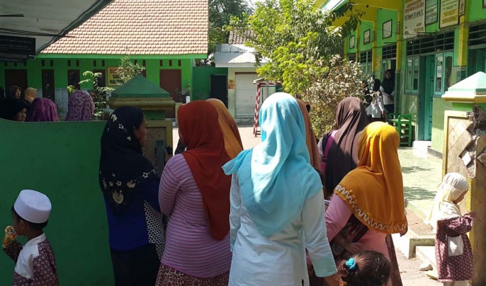 Warga menjebol segel gerbang  MI Darul Ulum di Pasuruan setelah para murid 'terusir'
