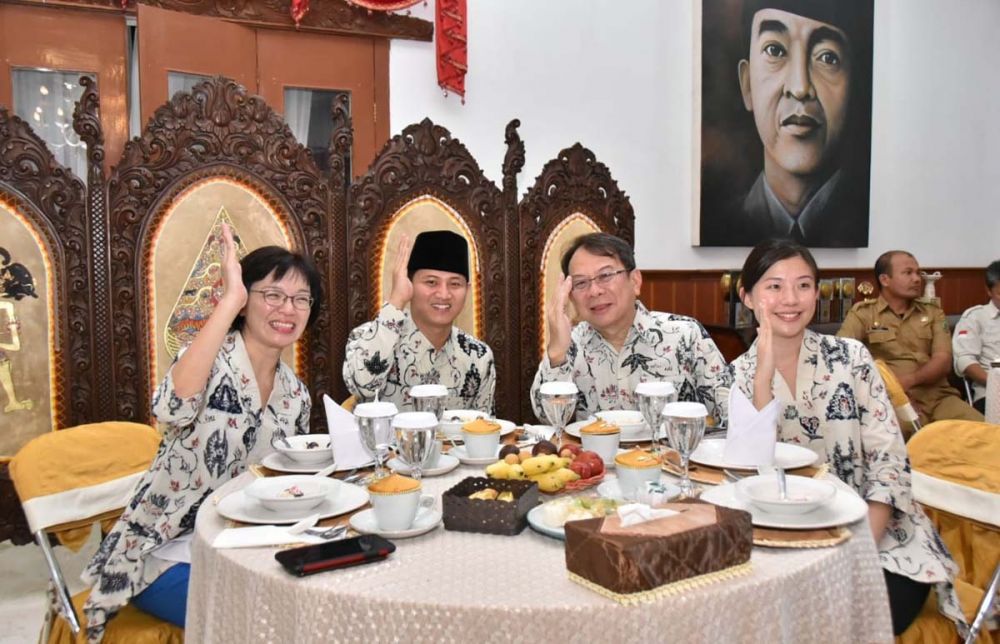 Bupati Nur Arifin saat menerima kunjungan Senior Director Temasek International Foundation (TIF) Joanne Ng