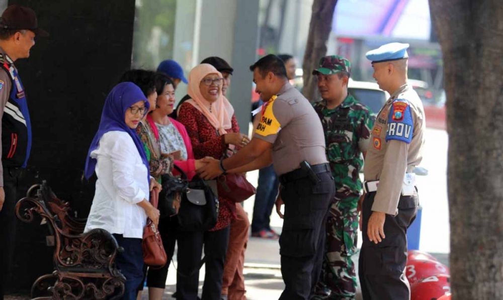 Senyum dan tawa Polisi dan TNI saat menyapa warga di Jalan Basuki Rahmat, Surabaya (Foto-foto: Budi Sugiharto/jatimnow.com)