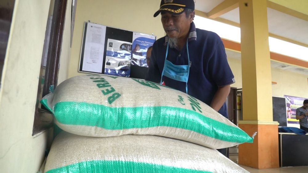 Pelindo III Salurkan Bantuan Sembako Bagi Korban Banjir di Gresik