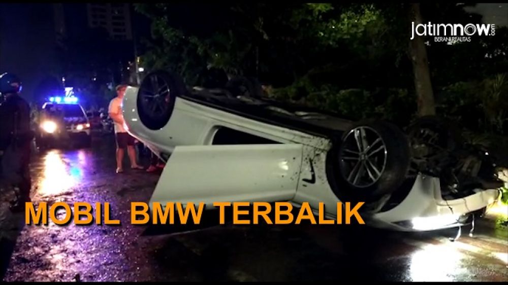 Video: Mobil BMW Terbalik
