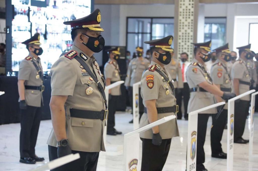 Kombes Pol Gatot Repli Handoko (kiri) resmi menjadi Kabid Humas Polda Jatim