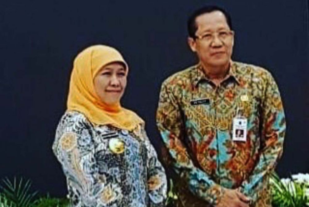 Kepala Dinas ESDM Pemprov Jawa Timur Setiajit (kanan) dan Gubernur Khofifah