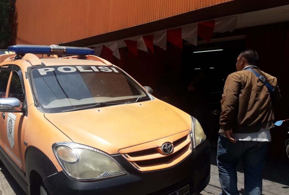 Tim Inafis Polrestabes Surabaya melakukan identifikasi dan olah TKP di showroom mobil yang dibobol pencuri