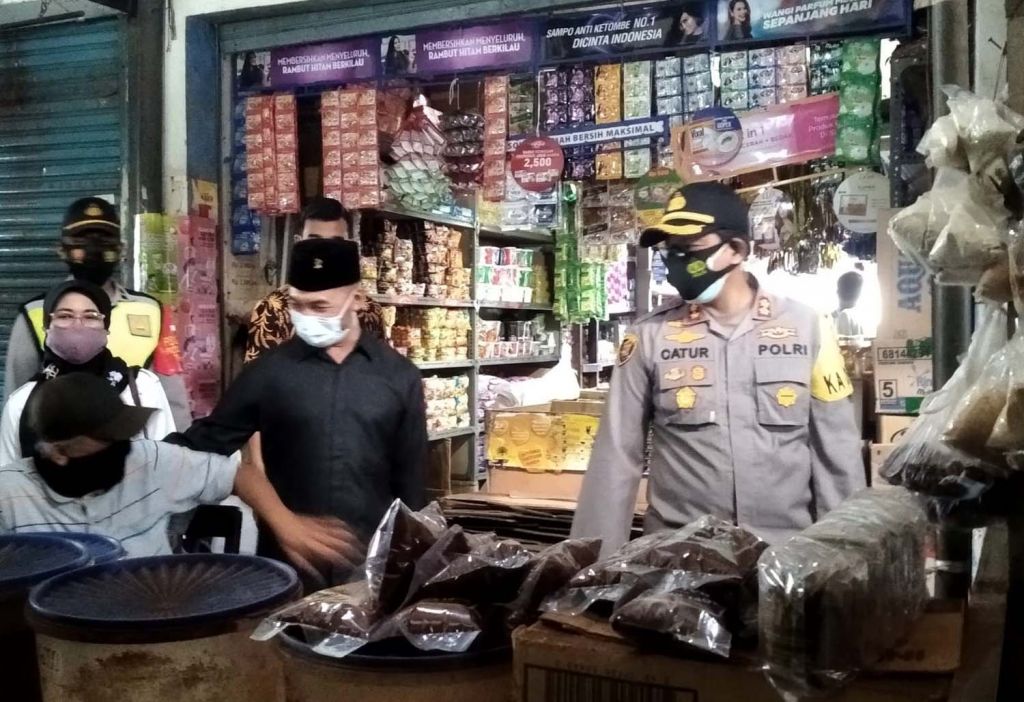 Kapolres Batu AKBP Catur C Wibowo dan Kepala Diskumdag Kota Batu, Eko Suhartono saat meninjau harga sembako