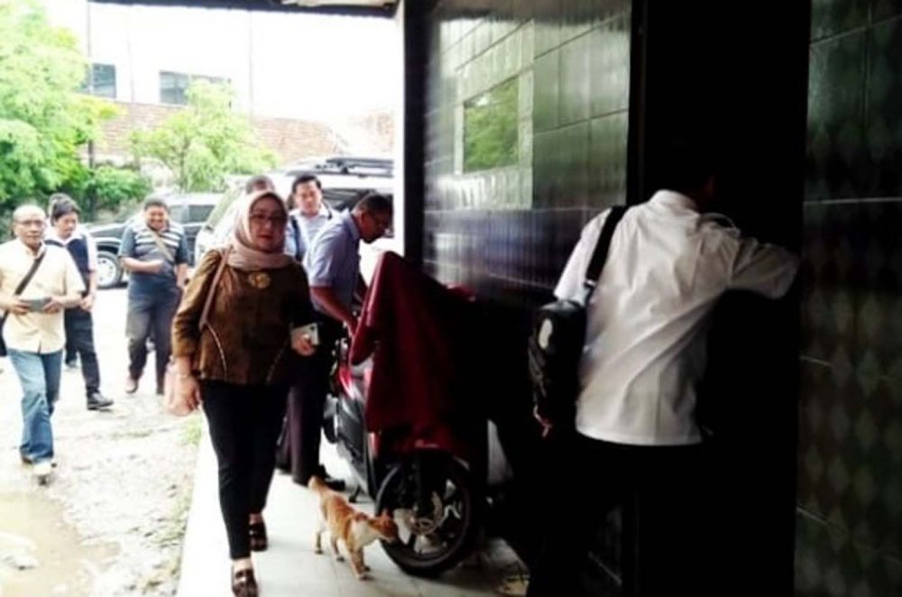 Ketua Komisi A DPRD Kota Surabaya Pertiwi Ayu Krisna bersama rombongan saat tiba di rumah pijat Jalan Tunjungan