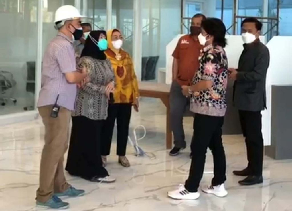 Rombongan Komisi A DPRD Surabaya saat sidak ke pembangunan RS Mayapada akhir Agustus 2021 (Foto: Istimewa)