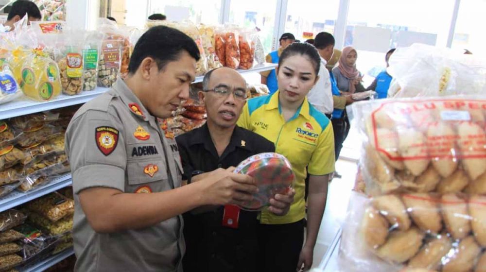 Kapolres Blitar Kota, AKBP Adewira Siregar saat memeriksa makanan  dan minuman di salah satu toko