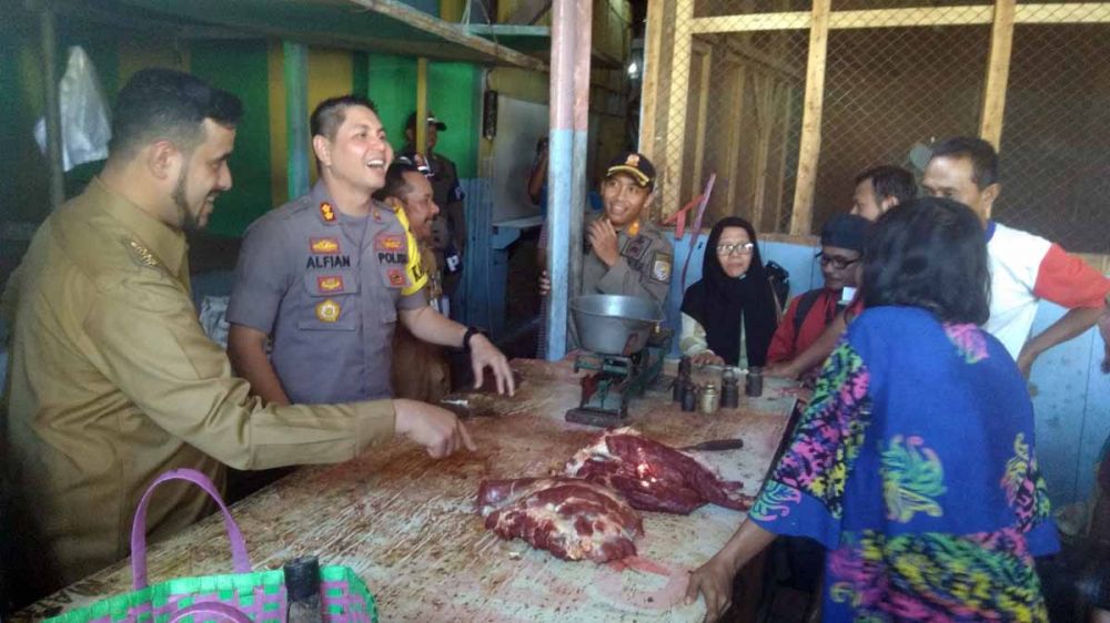 Wali Kota Probolinggo, Hadi Zainal Abidin dan Kapolres Probolinggo Kota AKBP Alfian Nurrizal memimpin sidak harga pangan 