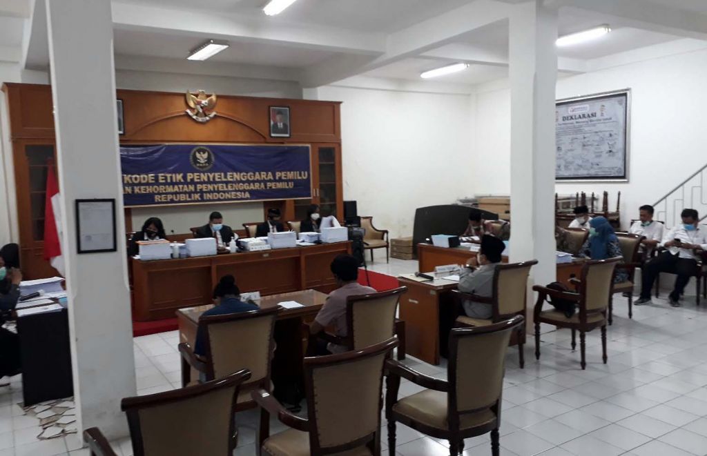 DKPP RI menggelar sidang kode etik penyelenggara pemilu dengan teradu Bawaslu dan KPU Surabaya