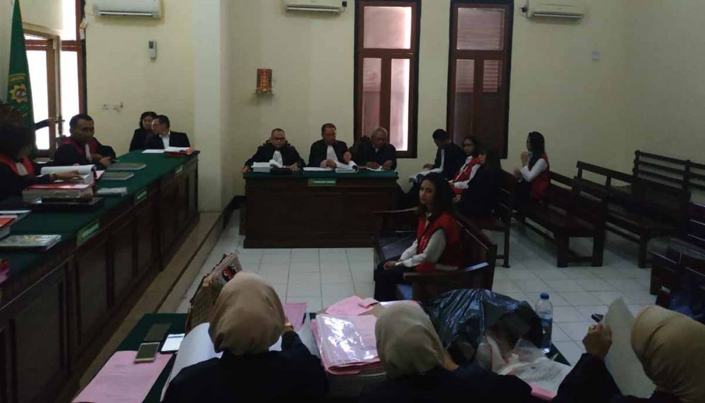 Vanessa Angel kembali bersaksi dalam sidang lanjutan terdakwa mucikari di Pengadilan Negeri Surabaya