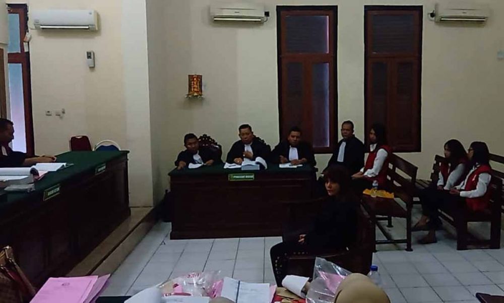Sidang lanjutan tiga mucikari di PN Surabaya tanpa dihadiri Rian Subroto, pemesan Vanessa Angel 