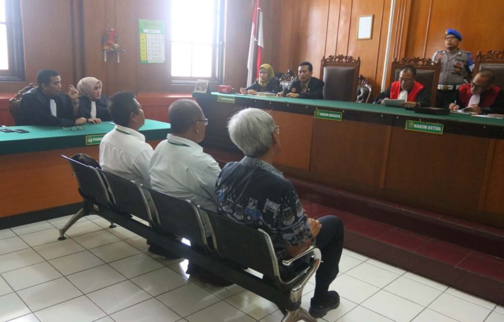 Tiga dari enam terdakwa kasus Jalan Raya Gubeng Ambles saat menjalani sidang putusan di PN Surabaya