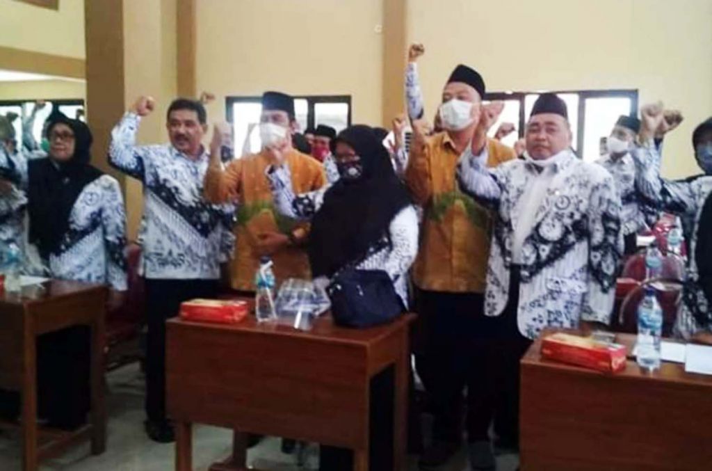Paslon Nomor Urut 01 Qosim-Alif saat menghadiri undangan PGRI Gresik