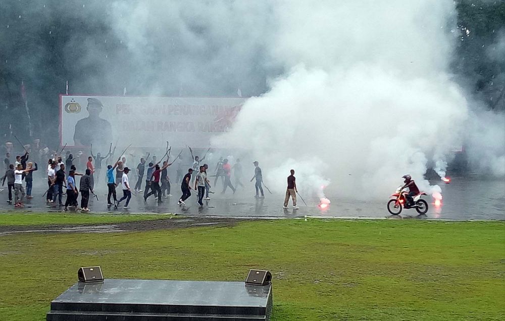 Ketika Brimob Unjuk Ketangkasan Evakuasi Warga Terpapar Virus Corona
