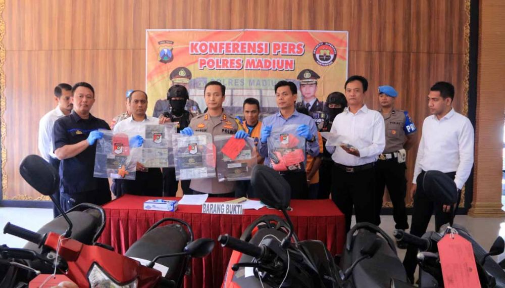 Kapolres Madiun, AKBP Ruruh Wicaksono menunjukkan barang bukti dan tersangka sindikat curanmor