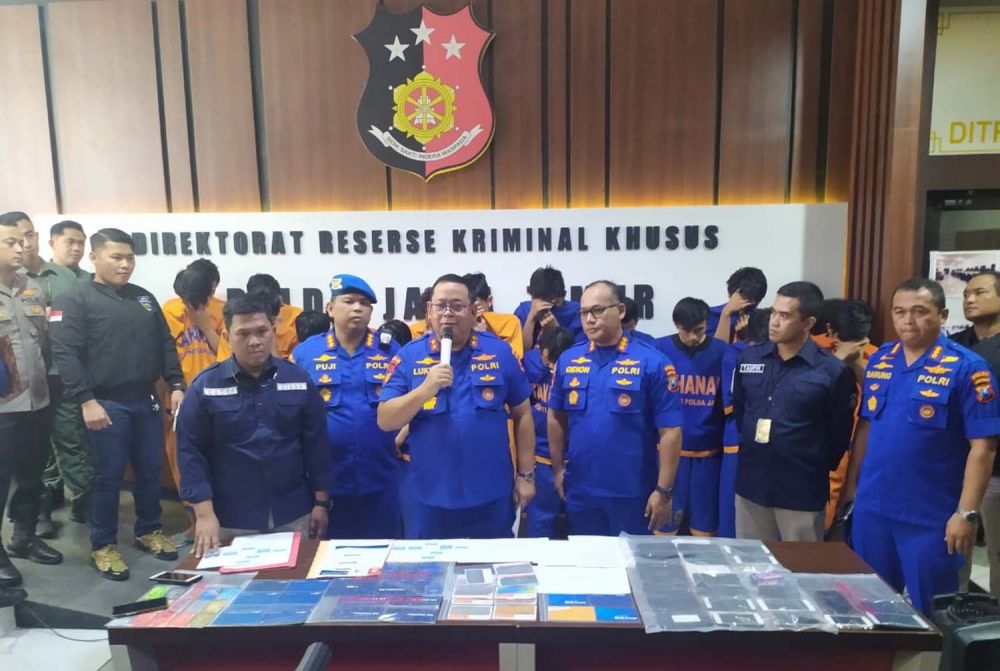 Kapolda Jatim Irjen Pol Luki Hermawan membeberkan modus sindikat hacker yang digerebek di Surabaya