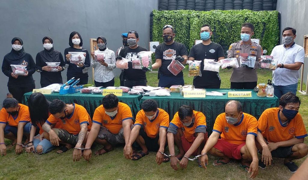 Kasat Resnarkoba Polrestabes Surabaya, AKBP Memo Ardian menunjukkan para tersangka dan barang bukti