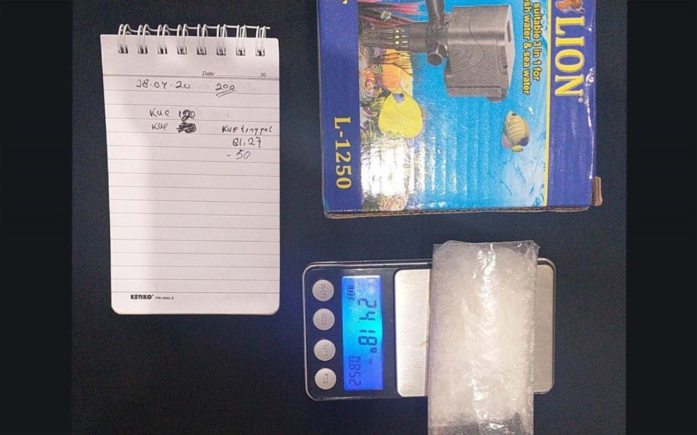 Kode kue yang ditulis tersangka dalam buku rekapan transaksi dan stok sabu yang dimilikinya