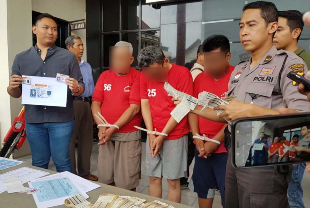 Tiga orang sindikat pemalsu KTP hingga Akta Cerai, diamankan di Mapolrestabes Surabaya