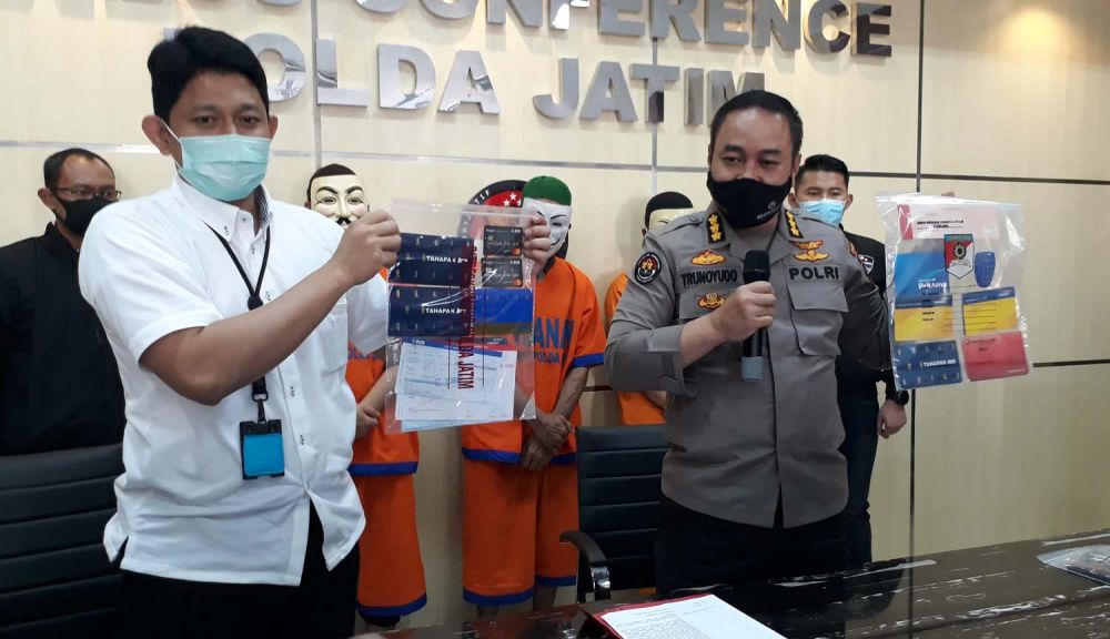 Kabid Humas Polda Jatim Kombes Pol Trunoyudo Wisnu membeberkan tersangka dan barang bukti