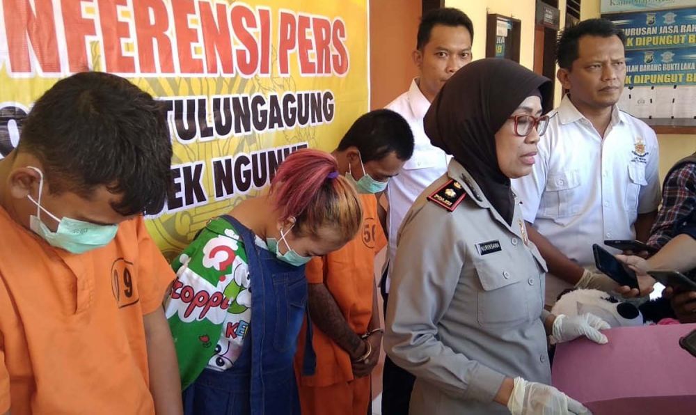Kapolsek Ngunut Kompol Siti Nurinsana Natsir membeberkan barang bukti dan para pelaku