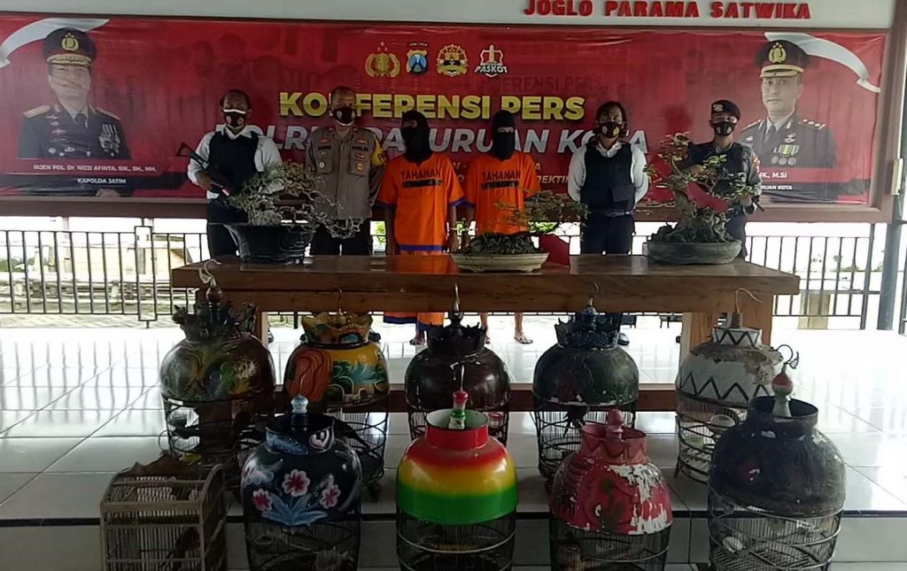 Barang bukti dan dua tersangka dibeber di Mapolres Pasuruan Kota