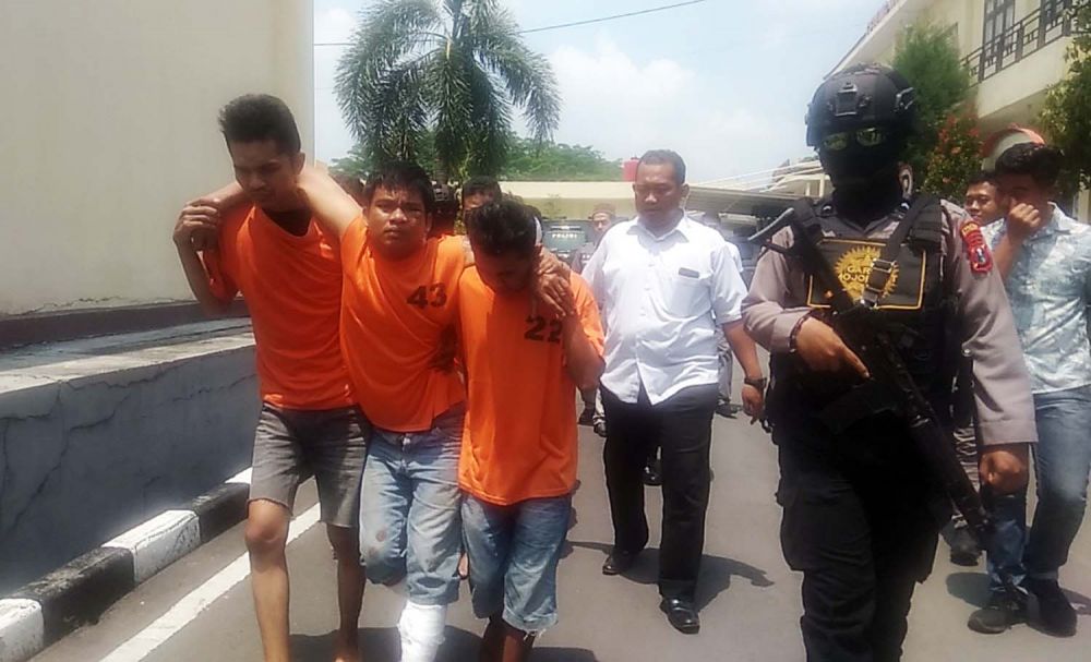 Tiga dari lima sindikat pencuri motor dan penadah saat didiring anggota Polres Mojokerto